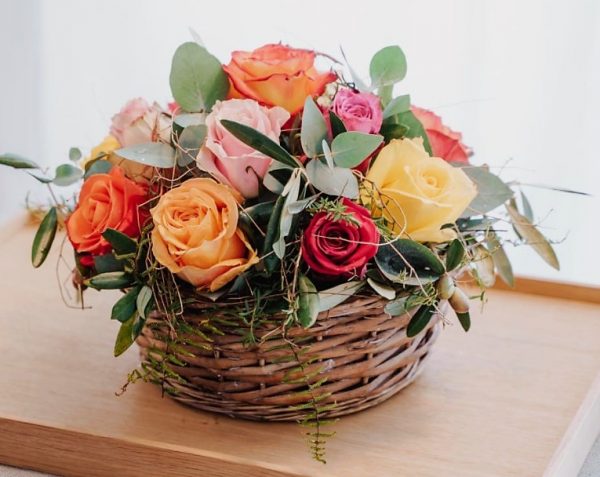 15 Rosen im Korb gesteckt